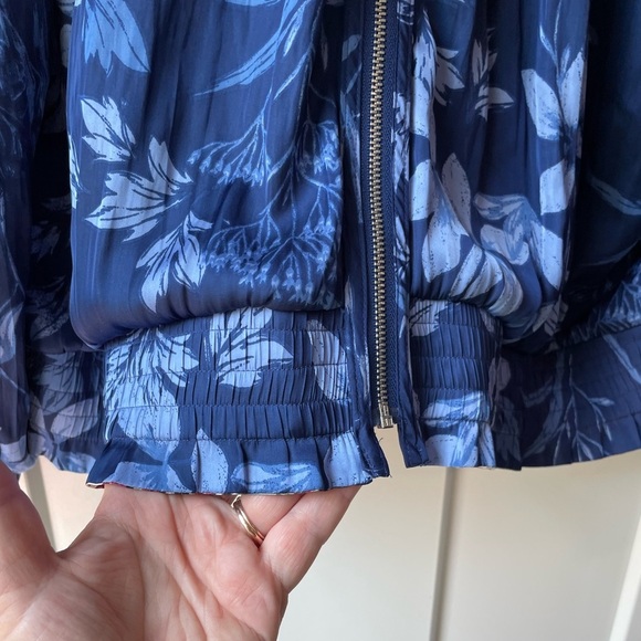 Chico’s Reversible Double Sided Satin Floral Jacket Size 2 - Picture 5 of 8